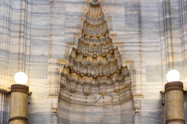 İç dekorasyon ve Süleymaniye Camii sanat. Duvarlar, tavan ve kubbeler İslami öğelerle süslenmiş ve Haziran 201 Osmanlı Mimar Sinan.Istanbul,Turkey.04 tarafından tasarlanan