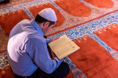 Kimliği belirsiz Türk Müslüman erkek Kur'an'Süleymaniye Camii, Osmanlı Mimar Sinan.Istanbul,Turkey.04 tarafından Haziran 2017 tasarlanmış ve İslami öğelerle Süslenmiş okuma