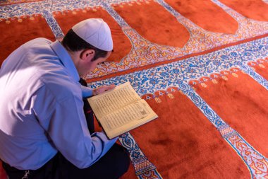 Türk adam kuran(koran) Süleymaniye Camii, Ramazan Bayramı ay üzerinde okuma. Istanbul, Türkiye 04 Haziran 2017