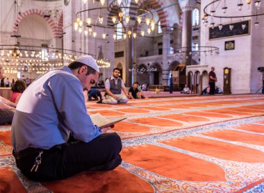 Türk adam kuran(koran) Süleymaniye Camii, Ramazan Bayramı ay üzerinde okuma. Istanbul, Türkiye 04 Haziran 2017