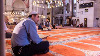 Türk adam kuran(koran) Süleymaniye Camii, Ramazan Bayramı ay üzerinde okuma. Istanbul, Türkiye 04 Haziran 2017