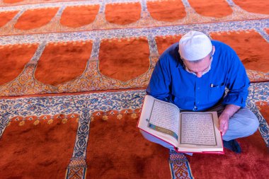 Türk adam kuran(koran) Süleymaniye Camii, Ramazan Bayramı ay üzerinde okuma. Istanbul, Türkiye 04 Haziran 2017