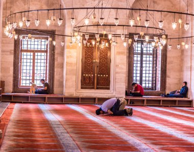 Istanbul, Türkiye - Haziran 6, Istanbul,Turkey.Suleymaniye Camii Süleymaniye Camii'nde dua 2017:Turkish Müslüman erkekler. Turistler ve yerel halkın bu tarihi dönüm noktası her mevsim ziyaret edin.