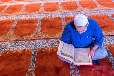 Türk adam kuran(koran) Süleymaniye Camii, Ramazan Bayramı ay üzerinde okuma. Istanbul, Türkiye 04 Haziran 2017