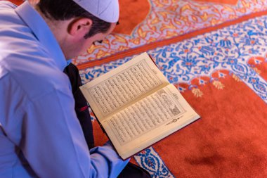 Türk adam kuran(koran) Süleymaniye Camii, Ramazan Bayramı ay üzerinde okuma. Istanbul, Türkiye 04 Haziran 2017
