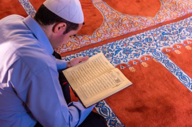 Türk adam kuran(koran) Süleymaniye Camii, Ramazan Bayramı ay üzerinde okuma. Istanbul, Türkiye 04 Haziran 2017