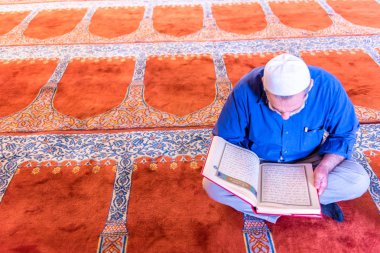 Türk adam kuran(koran) Süleymaniye Camii, Ramazan Bayramı ay üzerinde okuma. Istanbul, Türkiye 04 Haziran 2017