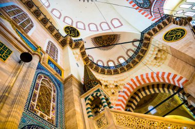 İç dekorasyon ve Süleymaniye Camii sanat. Duvarlar, tavan ve kubbeler İslami öğelerle süslenmiş ve Haziran 201 Osmanlı Mimar Sinan.Istanbul,Turkey.04 tarafından tasarlanan