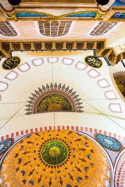 Istanbul, Türkiye 05 Haziran 2017: Kubbe iç görünümünü ve tavan Süleymaniye Camii, Istanbul 'un en büyük Camisi 1550-1580 tasarımını baş Osmanlı mimarı Mimar Sinan tarafından inşa edilmiştir. Turistler ve yerel halkın bu tarihsel landmar ziyaret edin