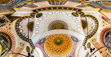 İç dekorasyon ve Süleymaniye Camii sanat. Duvarlar, tavan ve kubbeler İslami öğelerle süslenmiş ve Osmanlı Mimar Sinan.Istanbul,Turkey.04 tarafından tasarlanan Haziran 2017