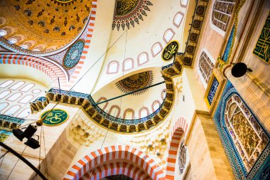 Istanbul, Türkiye 05 Haziran 2017: Kubbe iç görünümünü ve tavan Süleymaniye Camii, Istanbul 'un en büyük Camisi 1550-1580 tasarımını baş Osmanlı mimarı Mimar Sinan tarafından inşa edilmiştir. Turistler ve yerel halkın bu tarihsel landmar ziyaret edin
