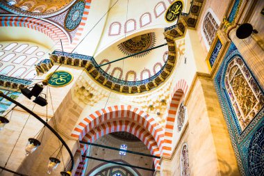 İç dekorasyon ve Süleymaniye Camii sanat. Duvarlar, tavan ve kubbeler İslami öğelerle süslenmiş ve Haziran 201 Osmanlı Mimar Sinan.Istanbul,Turkey.04 tarafından tasarlanan
