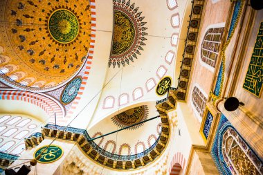 İç dekorasyon ve Süleymaniye Camii sanat. Duvarlar, tavan ve kubbeler İslami öğelerle süslenmiş ve Mart 201 Osmanlı Mimar Sinan.Istanbul,Turkey.11 tarafından tasarlanan