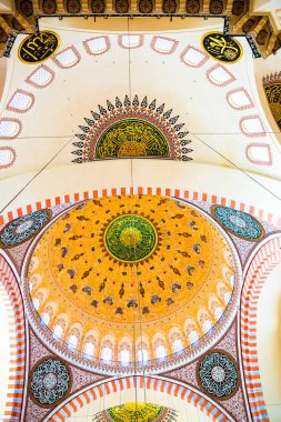 Istanbul, Türkiye 05 Haziran 2017: Kubbe iç görünümünü ve tavan Süleymaniye Camii, Istanbul 'un en büyük Camisi 1550-1580 tasarımını baş Osmanlı mimarı Mimar Sinan tarafından inşa edilmiştir. Turistler ve yerel halkın bu tarihsel landmar ziyaret edin