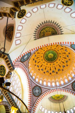 Istanbul, Türkiye 05 Haziran 2017: Kubbe iç görünümünü ve tavan Süleymaniye Camii, Istanbul 'un en büyük Camisi 1550-1580 tasarımını baş Osmanlı mimarı Mimar Sinan tarafından inşa edilmiştir. Turistler ve yerel halkın bu tarihsel landmar ziyaret edin