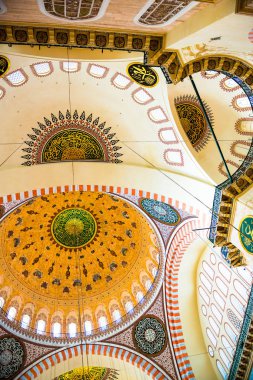 Istanbul, Türkiye 05 Haziran 2017: Kubbe iç görünümünü ve tavan Süleymaniye Camii, Istanbul 'un en büyük Camisi 1550-1580 tasarımını baş Osmanlı mimarı Mimar Sinan tarafından inşa edilmiştir. Turistler ve yerel halkın bu tarihsel landmar ziyaret edin