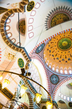 Istanbul, Türkiye 05 Haziran 2017: Kubbe iç görünümünü ve tavan Süleymaniye Camii, Istanbul 'un en büyük Camisi 1550-1580 tasarımını baş Osmanlı mimarı Mimar Sinan tarafından inşa edilmiştir. Turistler ve yerel halkın bu tarihsel landmar ziyaret edin
