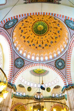 Istanbul, Türkiye 05 Haziran 2017: Kubbe iç görünümünü ve tavan Süleymaniye Camii, Istanbul 'un en büyük Camisi 1550-1580 tasarımını baş Osmanlı mimarı Mimar Sinan tarafından inşa edilmiştir. Turistler ve yerel halkın bu tarihsel landmar ziyaret edin