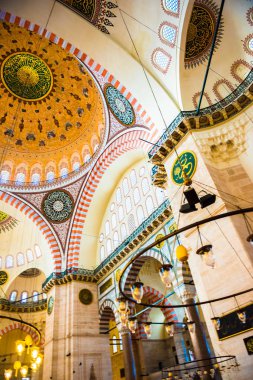 Istanbul, Türkiye 05 Haziran 2017: Kubbe iç görünümünü ve tavan Süleymaniye Camii, Istanbul 'un en büyük Camisi 1550-1580 tasarımını baş Osmanlı mimarı Mimar Sinan tarafından inşa edilmiştir. Turistler ve yerel halkın bu tarihsel landmar ziyaret edin