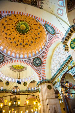 Istanbul, Türkiye 05 Haziran 2017: Kubbe iç görünümünü ve tavan Süleymaniye Camii, Istanbul 'un en büyük Camisi 1550-1580 tasarımını baş Osmanlı mimarı Mimar Sinan tarafından inşa edilmiştir. Turistler ve yerel halkın bu tarihsel landmar ziyaret edin