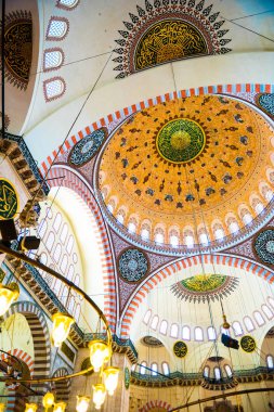 Istanbul, Türkiye 05 Haziran 2017: Kubbe iç görünümünü ve tavan Süleymaniye Camii, Istanbul 'un en büyük Camisi 1550-1580 tasarımını baş Osmanlı mimarı Mimar Sinan tarafından inşa edilmiştir. Turistler ve yerel halkın bu tarihsel landmar ziyaret edin