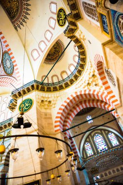 Istanbul, Türkiye 05 Haziran 2017: Kubbe iç görünümünü ve tavan Süleymaniye Camii, Istanbul 'un en büyük Camisi 1550-1580 tasarımını baş Osmanlı mimarı Mimar Sinan tarafından inşa edilmiştir. Turistler ve yerel halkın bu tarihsel landmar ziyaret edin