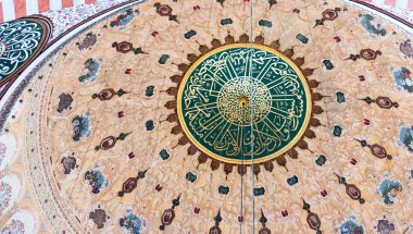 İç dekorasyon ve Süleymaniye Camii sanat. Duvarlar, tavan ve kubbeler İslami öğelerle süslenmiş ve Haziran 201 Osmanlı Mimar Sinan.Istanbul,Turkey.04 tarafından tasarlanan