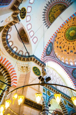 Istanbul, Türkiye 05 Haziran 2017: Kubbe iç görünümünü ve tavan Süleymaniye Camii, Istanbul 'un en büyük Camisi 1550-1580 tasarımını baş Osmanlı mimarı Mimar Sinan tarafından inşa edilmiştir. Turistler ve yerel halkın bu tarihsel landmar ziyaret edin