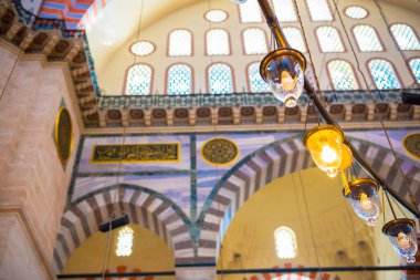 İç dekorasyon ve Süleymaniye Camii sanat. Duvarlar, tavan ve kubbeler İslami öğelerle süslenmiş ve Haziran 201 Osmanlı Mimar Sinan.Istanbul,Turkey.04 tarafından tasarlanan