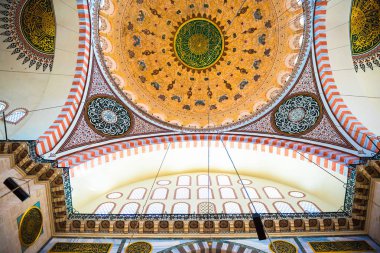 Istanbul, Türkiye 05 Haziran 2017: Kubbe iç görünümünü ve tavan Süleymaniye Camii, Istanbul 'un en büyük Camisi 1550-1580 tasarımını baş Osmanlı mimarı Mimar Sinan tarafından inşa edilmiştir. Turistler ve yerel halkın bu tarihsel landmar ziyaret edin