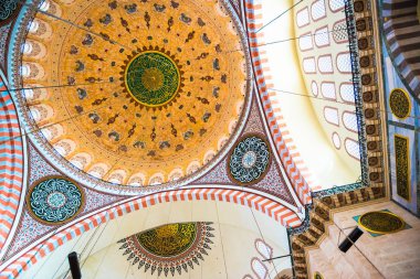 Istanbul, Türkiye 05 Haziran 2017: Kubbe iç görünümünü ve tavan Süleymaniye Camii, Istanbul 'un en büyük Camisi 1550-1580 tasarımını baş Osmanlı mimarı Mimar Sinan tarafından inşa edilmiştir. Turistler ve yerel halkın bu tarihsel landmar ziyaret edin