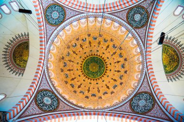Istanbul, Türkiye 05 Haziran 2017: Kubbe iç görünümünü ve tavan Süleymaniye Camii, Istanbul 'un en büyük Camisi 1550-1580 tasarımını baş Osmanlı mimarı Mimar Sinan tarafından inşa edilmiştir. Turistler ve yerel halkın bu tarihsel landmar ziyaret edin