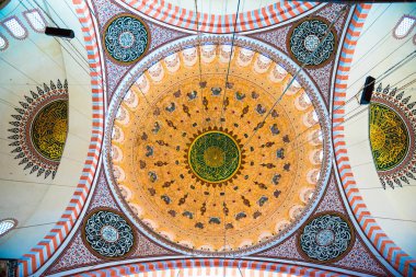 İç dekorasyon ve Süleymaniye Camii sanat. Duvarlar, tavan ve kubbeler İslami öğelerle süslenmiş ve Haziran 201 Osmanlı Mimar Sinan.Istanbul,Turkey.04 tarafından tasarlanan
