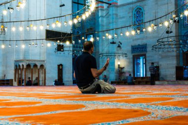 Kimliği belirsiz Türk Müslüman erkeklerin Mart 201 Osmanlı Mimar Sinan.Istanbul,Turkey.11 tarafından tasarlanmış ve İslami öğelerle dekore Süleymaniye Camii, dua