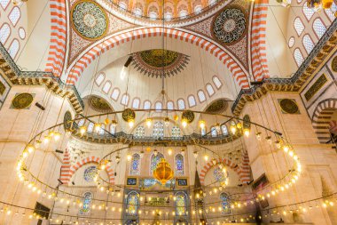 İç dekorasyon ve Süleymaniye Camii sanat. Duvarlar, tavan ve kubbeler İslami öğelerle süslenmiş ve Haziran 201 Osmanlı Mimar Sinan.Istanbul,Turkey.04 tarafından tasarlanan