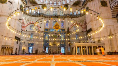 Kimliği belirsiz Türk Müslüman erkeklerin Haziran 201 Osmanlı Mimar Sinan.Istanbul,Turkey.04 tarafından tasarlanmış ve İslami öğelerle dekore Süleymaniye Camii, dua