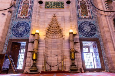 İç dekorasyon ve Süleymaniye Camii sanat. Duvarlar, tavan ve kubbeler İslami öğelerle süslenmiş ve Mart 201 Osmanlı Mimar Sinan.Istanbul,Turkey.11 tarafından tasarlanan