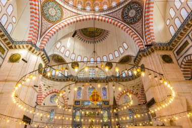 İç dekorasyon ve Süleymaniye Camii sanat. Duvarlar, tavan ve kubbeler İslami öğelerle süslenmiş ve Haziran 201 Osmanlı Mimar Sinan.Istanbul,Turkey.04 tarafından tasarlanan