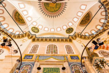 Istanbul, Türkiye 05 Haziran 2017: Kubbe iç görünümünü ve tavan Süleymaniye Camii, Istanbul 'un en büyük Camisi 1550-1580 tasarımını baş Osmanlı mimarı Mimar Sinan tarafından inşa edilmiştir. Turistler ve yerel halkın bu tarihsel landmar ziyaret edin