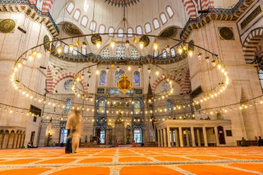 Kimliği belirsiz Türk Müslüman erkeklerin Haziran 201 Osmanlı Mimar Sinan.Istanbul,Turkey.04 tarafından tasarlanmış ve İslami öğelerle dekore Süleymaniye Camii, dua
