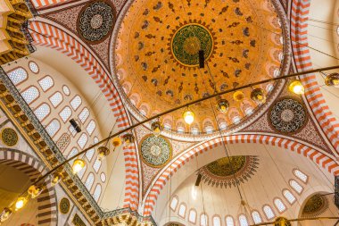 Istanbul, Türkiye 05 Haziran 2017: Kubbe iç görünümünü ve tavan Süleymaniye Camii, Istanbul 'un en büyük Camisi 1550-1580 tasarımını baş Osmanlı mimarı Mimar Sinan tarafından inşa edilmiştir. Turistler ve yerel halkın bu tarihsel landmar ziyaret edin