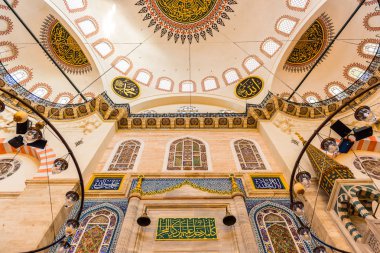 Istanbul, Türkiye 05 Haziran 2017: Kubbe iç görünümünü ve tavan Süleymaniye Camii, Istanbul 'un en büyük Camisi 1550-1580 tasarımını baş Osmanlı mimarı Mimar Sinan tarafından inşa edilmiştir. Turistler ve yerel halkın bu tarihsel landmar ziyaret edin