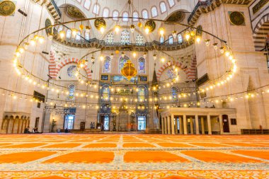 Istanbul, Türkiye 05 Haziran 2017: Kubbe iç görünümünü ve tavan Süleymaniye Camii, Istanbul 'un en büyük Camisi 1550-1580 tasarımını baş Osmanlı mimarı Mimar Sinan tarafından inşa edilmiştir. Turistler ve yerel halkın bu tarihsel landmar ziyaret edin