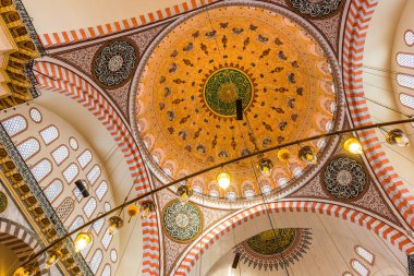 Istanbul, Türkiye 05 Haziran 2017: Kubbe iç görünümünü ve tavan Süleymaniye Camii, Istanbul 'un en büyük Camisi 1550-1580 tasarımını baş Osmanlı mimarı Mimar Sinan tarafından inşa edilmiştir. Turistler ve yerel halkın bu tarihsel landmar ziyaret edin
