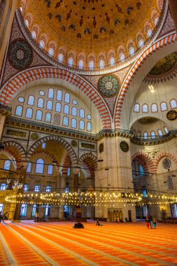 Istanbul, Türkiye 05 Haziran 2017: Kubbe iç görünümünü ve tavan Süleymaniye Camii, Istanbul 'un en büyük Camisi 1550-1580 tasarımını baş Osmanlı mimarı Mimar Sinan tarafından inşa edilmiştir. Turistler ve yerel halkın bu tarihsel landmar ziyaret edin
