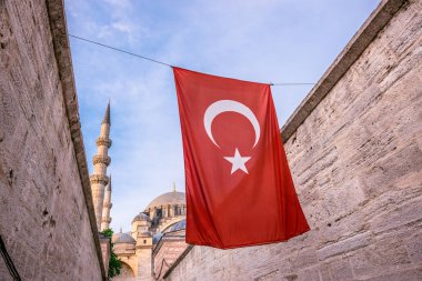 Süleymaniye Camii, dış görünümünü İslami öğelerle süslenmiş ve Osmanlı mimarı Sinan.Turkish bayrağı ön plan üzerinde. Istanbul, Türkiye.04 Haziran 201