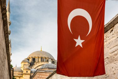 Süleymaniye Camii, dış görünümünü İslami öğelerle süslenmiş ve Osmanlı mimarı Sinan.Turkish bayrağı ön plan üzerinde. Istanbul, Türkiye.04 Haziran 201