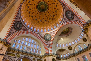 İç dekorasyon ve Süleymaniye Camii sanat. Duvarlar, tavan ve kubbeler İslami öğelerle süslenmiş ve Haziran 201 Osmanlı Mimar Sinan.Istanbul,Turkey.04 tarafından tasarlanan