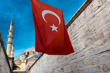 Süleymaniye Camii, dış görünümünü İslami öğelerle süslenmiş ve Osmanlı mimarı Sinan.Turkish bayrağı ön plan üzerinde. Istanbul, Türkiye.04 Haziran 201