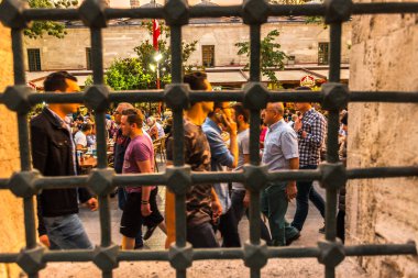 Istanbul, Türkiye - 4 Haziran 2017: İnsanlar ramazan boyunca iftar (akşam yemeği, akşam yemeği) Süleymaniye Meydanı'nda yiyor. Süleymaniye bölge için Ramazan etkinlikleri Istanbul'da en popüler bir yer